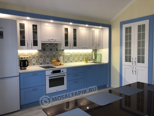 Бело-голубая кухня